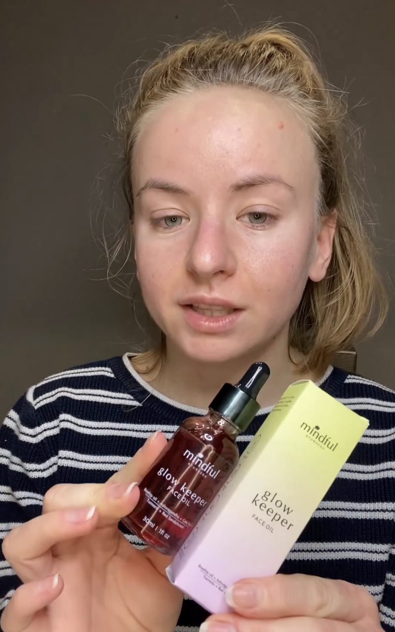 It leaves your skin feeling smooth and moisturised. I can see the glow straight away. My skin feels soft and moisturised. The oil absorbs very quickly and it doesn't leave your skin feeling greasy and oily.